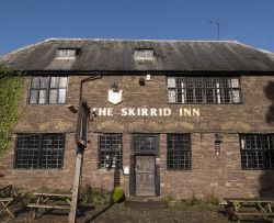 Lo Skirrid Pub, datato attorno al 1100, è considerato il più antico pub del Galles, Abergavenny, UK - © david muscroft / Shutterstock.com