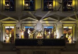 Lo Spettacolo degli Angeli davanti al Palazzo Municipale di Augusta, Germania. E' una tradizione del mercato natalizio della città: gli angeli appaiono ogni venerdì, sabato ...