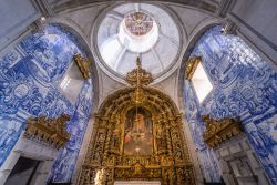 Lo splendido interno della chiesa della Misericordia a Viana do Castelo, Portogallo - © Fotokon / Shutterstock.com
