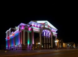 Lo State Musical Theater di Saransk, Russia, by night. E' il principale teatro dedicato all'opera e al balletto nella città di Saransk. Lo stile architettonico è quello ...