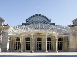 L'Opera di Vichy, Francia. Unico in Francia con la sua architettura Art Nouveau, il teatro dell'opera di Vichy è decorato in un'armonia di oro, avorio e giallo.
