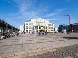 L'Opera House di Lipsia, Germania, con turisti. Distrutto nel dicembre del 1943 durante un bombardamento, il teatro venne ricostruito e inaugurato nel 1960. A disegnarlo è stato l'architetto ...