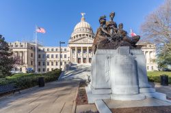 L'Ours Mothers Monument nella città di Jackson, Mississippi, con il Campidoglio sullo sfondo.
