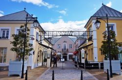 L'outlet Vallee Village a Marne-la-Vallee, Francia: aperto tutti i giorni, ospita negozi e boutique di grandi firme  - © EQRoy / Shutterstock.com