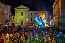 Luci e colori alla sfilata notturna del Carnevale di Civita Castellana, nord del Lazio - © Ivano de Santis / Shutterstock.com