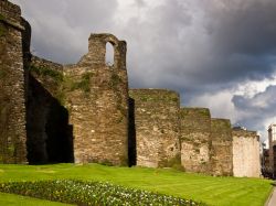Lugo (Soagna), le mura romane: sono patrimonio dell'umanità dell'Unesco. Qui fotografate sotto un cielo grigio e nuvoloso.

