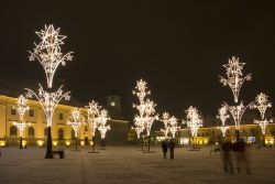 Luminarie natalizie in Piazza Grande a Sibiu, Romania - La principale piazza della città medievale decorata per il periodo natalizio da luci e addobbi © Boerescu / Shutterstock.com ...