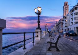 Lungomare di Bari al tramonto, Puglia. La città ...