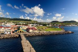 Lungomare di Basseterre, St. Kitts and Nevis, Indie Occidentali. Case eleganti, panorami mozzafiato e natura rigogliosa fanno della capitale di St. Kitts una delle località più ...