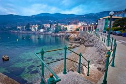 Il lungomare di Lovran in una giornata di foschia, Croazia. Lungo 12 chilometri, il lungomare collega Lovran con Volosca.



