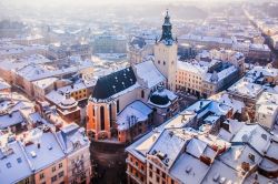 Lviv, cattedrale ortodossa dell'Assunzione della Beta Vergine Maria sotto la neve - © Ruslan Lytvyn / Shutterstock.com