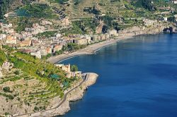 Il borgo di Maiori in Campania si affaccia sulla costa sud dell penisola sorrentina - © LianeM / Shutterstock.com