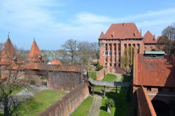 Malbork l'interno del castello: questa foto è stata scattata dalla finestrella posta nella torre, isolata rispetto al resto del castello, dove erano situate le latrine, all'estremità ...