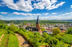 Marburg an der Lahn si trova in Assia lungo la Strada delle Fiabe, Germania. Questa graziosa cittadina si è sviluppata a partire dall'epoca medievale e vanta un centro storico ancora ...