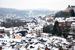 Marburgo, Germania: il vecchio borgo dopo una bella nevicata invernale