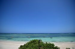 La spiaggia di Diani Beach, Kenya - La località kenyota di Diani Beach gode dello splendido mare dell'oceano indiano, e in particolare della barriera corallina, che garantisce a queste ...
