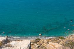 Mare e costa visti da un'altura rocciosa nella baia di Pissouri, Cipro.

