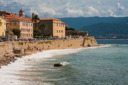 Mare e mura ad Ajaccio in Corsica - © Gerardo Borbolla / shutterstock.com