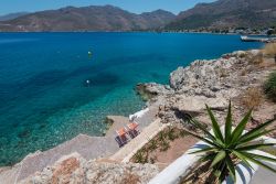 Il mare limpido di Tilos, Grecia. Quest'isoletta è situata nell'arcipelago del Dodecaneso a sud di Nissiros e Kos e a nord di Rodi.
