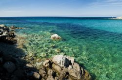 Il mare limpido della Balagne, siamo nel nord della Corsica vicino al borgo di Corbara - © Bouvier Ben / Shutterstock.com