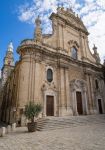 Maria Santissima della Madia, duomo di Monopoli, Puglia. La facciata, ricca di elementi barocchi, è divisa orizzontalmente in due parti: in quella inferiore ci sono i tre portali d'ingresso, ...