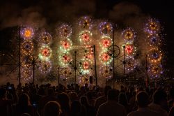 Marsascala (Malta): fuochi d'artificio colorati durante la tradizionale festa in onore di Sant'Anna, patrona della città.

