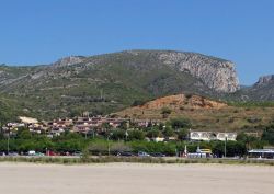 Massiccio del Garraf visto dalla spiaggia di Castelldefels, Spagna - Ci si può abbronzare sulla lunga distesa di sabbia di Castelldefels ammirando l'incantevole panorama offerto dalle ...