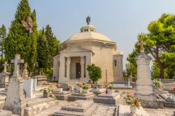 Il mausoleo della famiglia Račić nel cimitero di Sveti Roko a Cavtat (Croazia). Il mausoleo è considerato un capolavoro del maestro Ivan Meštrović.

 ...