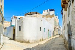 Medina di Kairouan, Tunisia - Vecchie case e moschee si affacciano sulle viuzze caotiche di questa città tunisina dichiarata patrimonio Unesco nel 1988. Alte mura nascondono i souk di ...