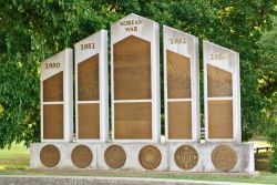 Il Memoriale alla Guerra Coreana in Piazza dei Veterani a Overton Park, Memphis, Tennessee, USA.
