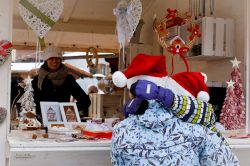 Bancarelle natalizie a Borgo Valsugana durante l'Avvento