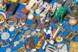 L'Isle-sur-la-Sorgue, Provenza: antichità, oggetti d'antiquariato e vintage sulle strade della città in occasione del locale mercato delle pulci settimanale - foto © ...