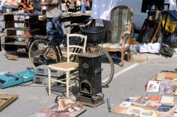 Mercatino domenicale a Anduze, Francia: qui turisti e abitanti si incontrano per comprare o vendere oggetti di ogni genere - © Gilles Paire / Shutterstock.com