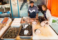Mercato del pesce a Isola delle Femmine, provincia di Palermo, Sicilia - © elesi / Shutterstock.com