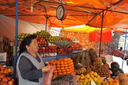 Un'immagine dell'affollato mercato di Sucre (Bolivia). Il Mercado Central si trova a nord del centro storico ed è un luogo ideale per provare le specialità locali - ...