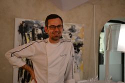 Mickael Féval, il celebre chef all'interno del suo ristorant in Petit Rue Sainte-Jean ad Aix-en-Provence (Francia).