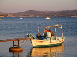 Milos: le Isole Cicladi, così come gli altri arcipelaghi della Grecia, vivono essenzialmente di turismo, di pesca e di pastorizia. Ad Adamas, il prinicplae porto di Milos, è possibile ...