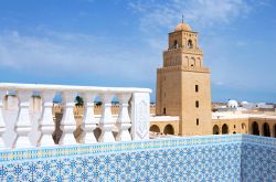 Minareto della Grande Moschea di Kairouan, Tunisia - Osservato da una terrazza della medina il minareto della moschea appare in tutto il suo splendore. Ha pianta quadrata e forma massiccia ed ...