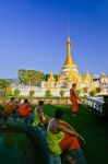 Monaci vicino a una pagoda dorata nella provincia di Mae Hong Son, Thailandia.

