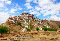 Panorama del monastero di Thiksey nella regione di Leh, Ladakh, India. Questo convento buddhista di tradizione tibetana si trova a 18 chilometri dalla città di Leh. L'edificio più ...