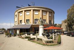 Il monumento a Mujo Ulqinaku a Durazzo, Albania. Sottufficiale della marina militare albanese, organizzò la resistenza armata contro l'occupazione italiana in Albania. E' considerato ...