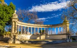 Monumento ai Caduti all'Esplanade Charles-de-Gaulle a Montpellier (Francia) in una giornata di sole.
