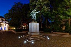 Monumento al feldmaresciallo Friedrich Josia a Coburgo, Germania, fotografato di notte.
