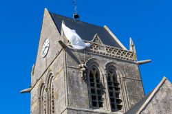 Il monumento al paracadutista appeso a Sainte-Mere-Eglise in Normandia, Francia - © joerg joerns / Shutterstock.com