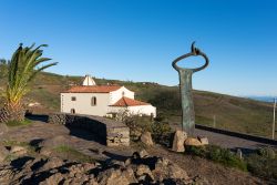 Il Monumento al silbo gomero, l'antico linguaggio basato sui fischi dell'isola di la Gomera. Il monumento si trova sul Mirador de Igualero, a fianco della chiesa di San Francisco ...