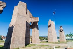 Il monumento alla Brigada Fronteriza in Plaza Grajales (Plaza de la Revolucion) a Guantánamo, Cuba - © Matyas Rehak / Shutterstock.com