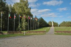 Le bandiere europee nel centro geografico d'Europa in Lituania