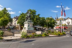 Monumento equestre a re Francesco I° con bandiere francesi in una piazza di Cognac - © Valery Rokhin / Shutterstock.com