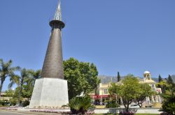Monumento ricoperto da lastre di rame a Marbella, ...
