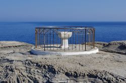Un monumento nei pressi della chiesa di Panaghia Chrisopigi sull'isola di Sifnos, Grecia. La fontana, in marmo bianco, si trova sul lato orientale della penisola di Chrisopigi.




 ...